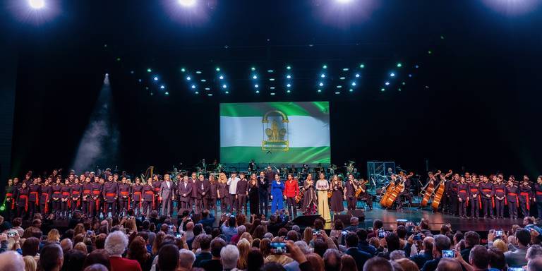 El onubense Pepe Roca arrasa ante 3.000 personas con su tributo al rock andaluz