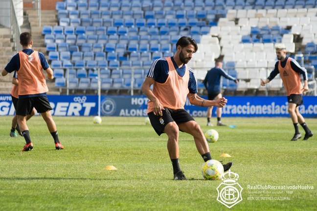 JORN.26ª 2ª DIV. B GR.IV TEMP.2019/2020 RECREATIVO-ATL.SANLUQUEÑO CF (POST OFICIAL) Los-jugadores-del-Recreativo-entren%C3%A1ndose-en-el-Nuevo-Colombino.