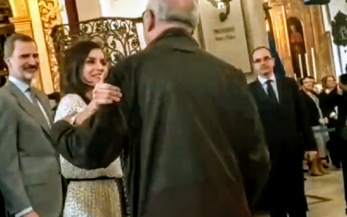 La Reina Letizia se salta el protocolo para saludar a su ex compañero de RTVE
