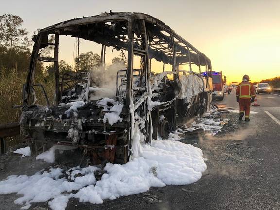 Arde un autobús de pasajeros en Villarrasa y obliga a cortar un carril de la A-49