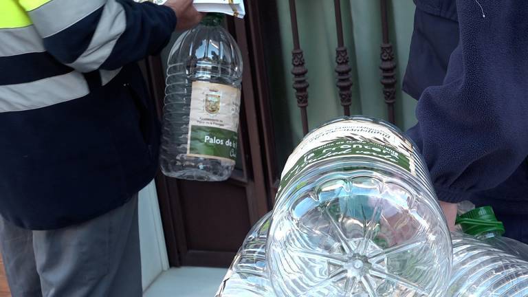 Palos reparte garrafas a sus vecinos para reciclar el aceite usado
