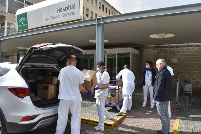Agricultores de Palos donan material de protección al hospital Juan Ramón Jiménez