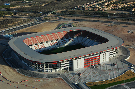 Un rival del Recreativo cede su estadio para luchar contra el coronavirus