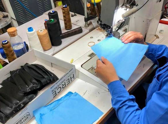 Valverde comienza a producir sus propias mascarillas esterilizadas y con el material adecuado