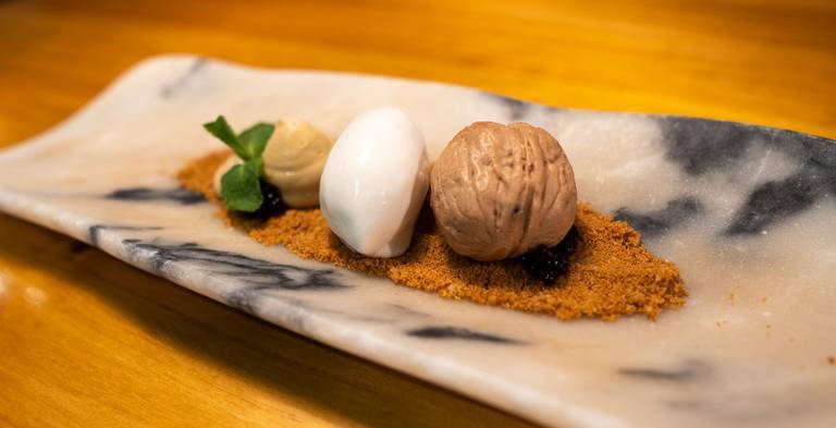 La ruta ‘ADN Huelva’ llena el restaurante El Ermitaño de sabores onubenses con Xanty Elías