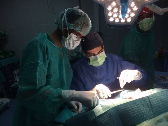 El médico onubense que cura a refugiados saharahuis en el desierto