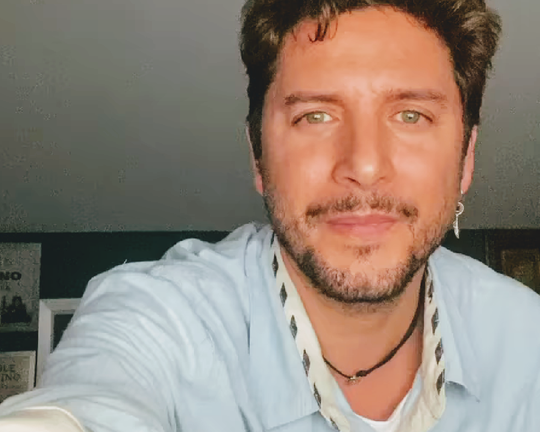 La emocionante dedicatoria de Manuel Carrasco a Dani Rovira tras anunciar que padece cáncer