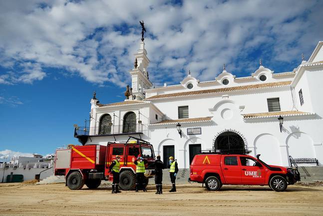 20 militares de la UME vigilan que se cumpla el estado de alarma en El Rocío
