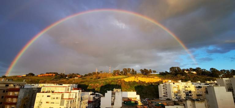 El cielo de Huelva se llena de color con un gran arcoíris, símbolo de la lucha contra el coronavirus