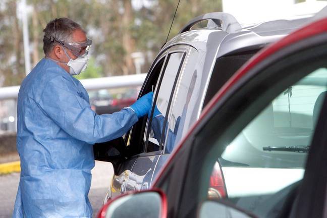 Huelva abre el primer punto de recogida rápida de muestras en el coche en el Manuel Lois