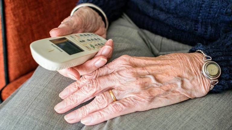 Un teléfono contra la soledad del confinamiento