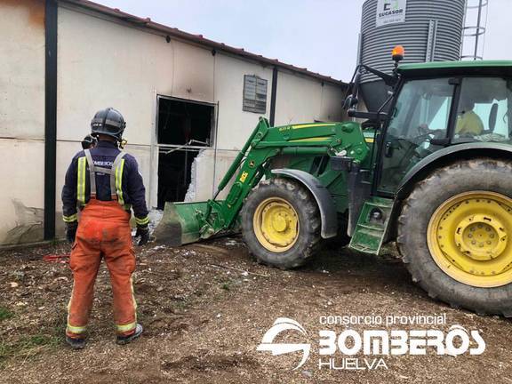 Mueren 400 cerdos en el incendio de una nave en Calañas