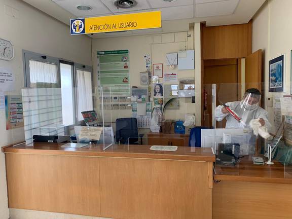 Instalación de mamparas separadoras de protección en los centros de salud tras la denuncia de CSIF