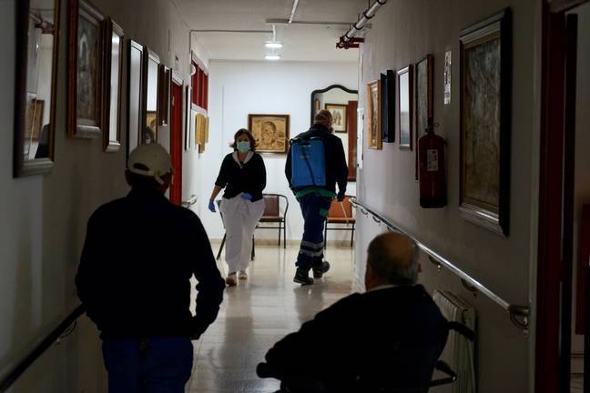 Desinfectan la residencia de mayores y el centro ocupacional ‘Aprosca’ de Ayamonte