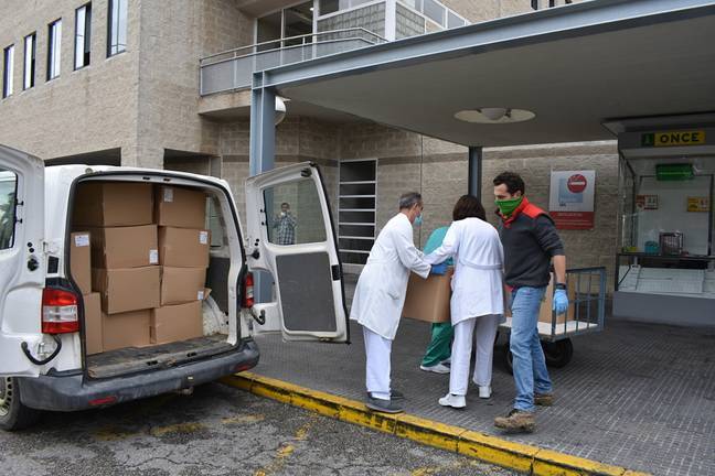 Donación de 3.000 máscaras protectoras a los hospitales Juan Ramón Jiménez e Infanta Elena