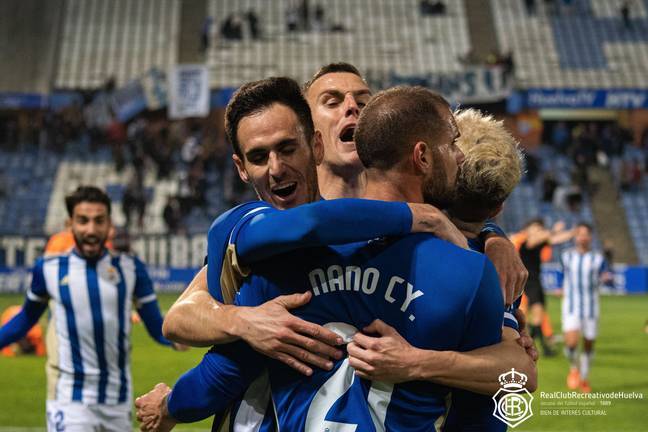 Plantilla, técnicos y médicos marcan un golazo para el Recreativo