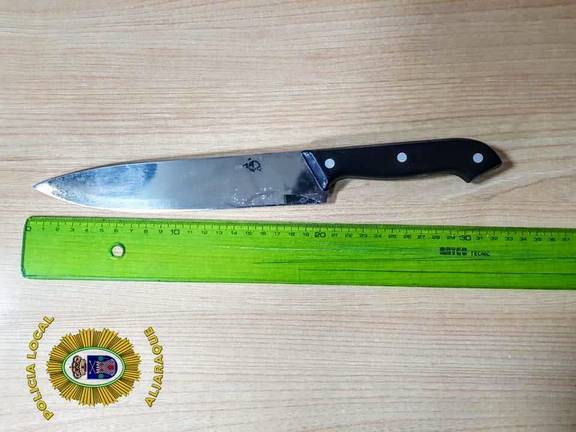 Amenazan a dos policías con un cuchillo y un perro de presa tras huir de un control en Aljaraque