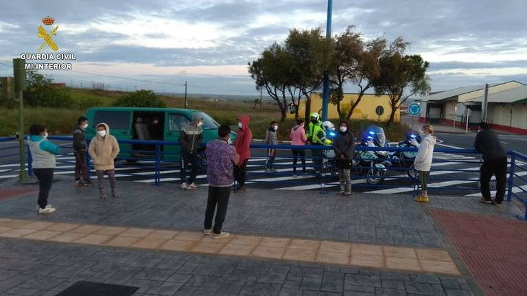 Interceptan una furgoneta repleta con 13 ocupantes que incumplían el estado de alarma