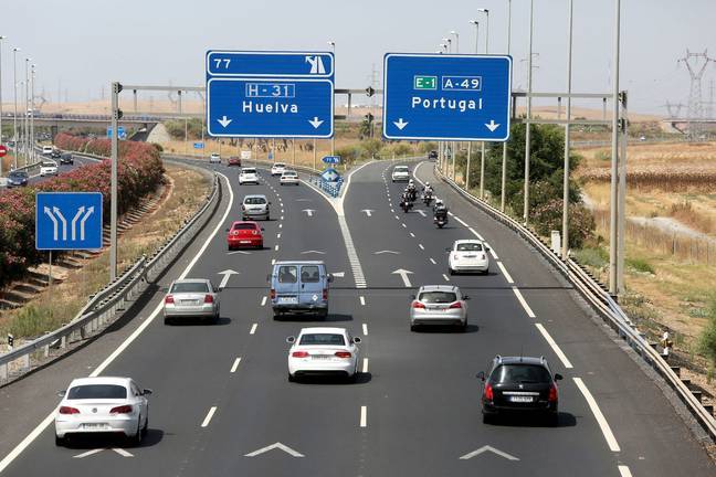 Cortada la A-49 en sentido Portugal tras volcar un camión