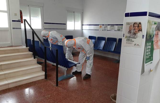 El Infoca realiza tareas de desinfección en El Campillo y Aracena