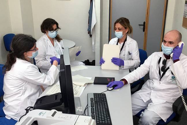 Un equipo de psicólogos y psiquiatras apoyan a enfermos de coronavirus y familiares en el Juan Ramón