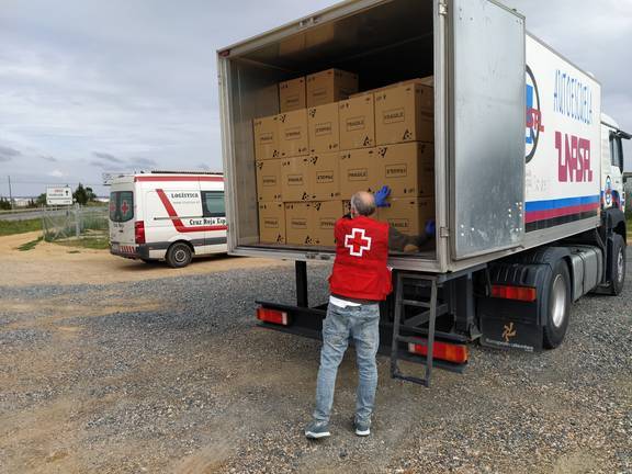 Diputación y Cruz Roja llevan ayuda de emergencia a los asentamientos de la provincia
