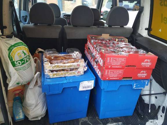 Los voluntarios que le llevan el desayuno cada mañana a la Policía en Huelva