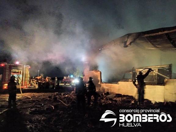 Sale ardiendo una nave de maquinaria en Encinasola