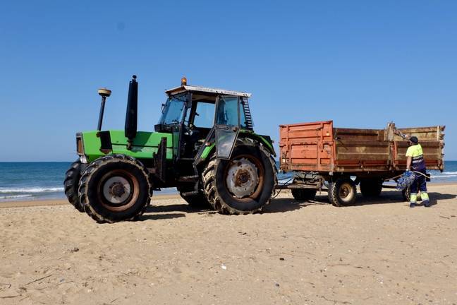 Limpieza de choque en la playa del Espigón tras permitirse el baño