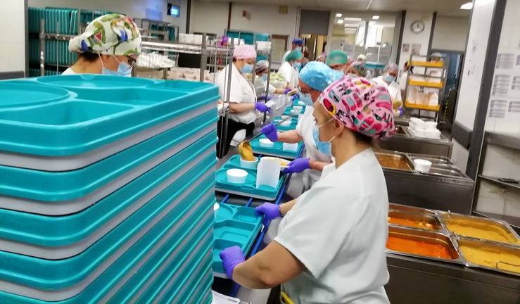 Así afronta la cocina del hospital Juan Ramón Jiménez la pandemia del Covid-19