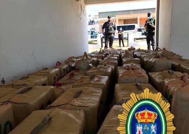 Hallan 77 fardos de droga en un chalet en primera línea de La Antilla