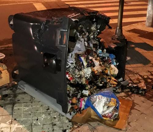 Los vándalos no dan tregua y vuelven a quemar contenedores en Huelva