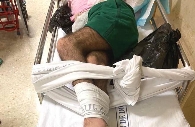 Impiden a los padres de un joven con parálisis cerebral severa acompañarlo al hospital