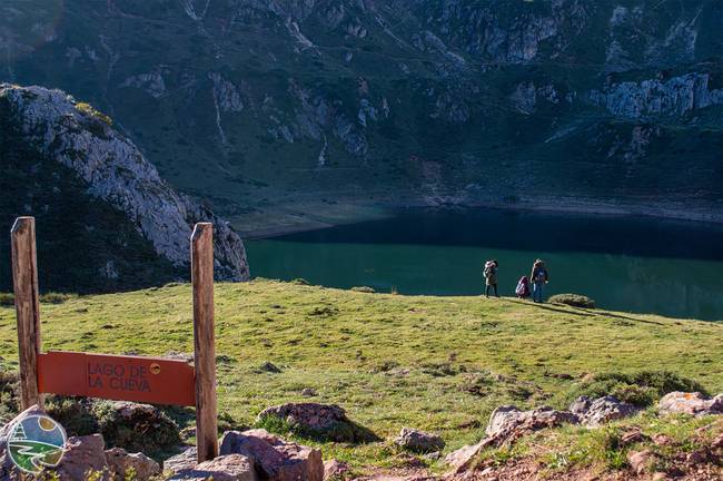 Dos onubenses crean la primera guía de los 10 senderos más bonitos de España 2 Dos onubenses crean la primera guía de los 10 senderos más bonitos de España