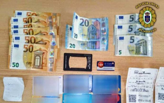 Una vecina de Aljaraque encuentra una cartera con 355 euros y la entrega a la Policía
