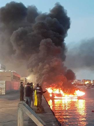 Tres heridos en el incendio de un barco amarrado en el muelle de Isla Cristina