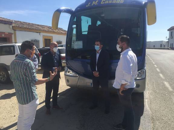 12 rutas de autobús acercan al tajo a los trabajadores del campo