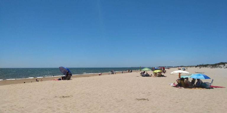 Las playas del litoral de Huelva evitan aglomeraciones y se muestran seguras para los bañistas