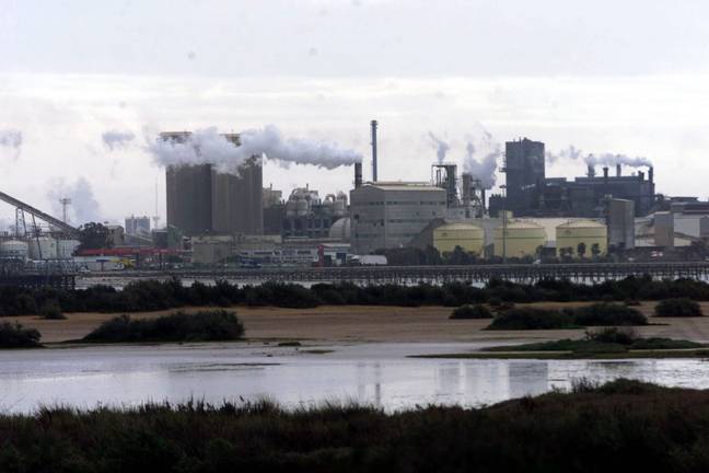 El Gobierno quiere frenar las emisiones contaminantes de la industria durante las olas de calor