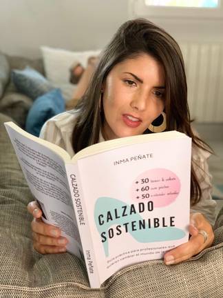 Una onubense publica el primer libro del mercado sobre calzado sostenible