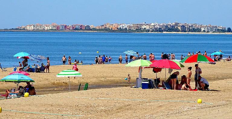 El litoral de Huelva abre la temporada de playas mirando de reojo el brote de coronavirus de Lepe
