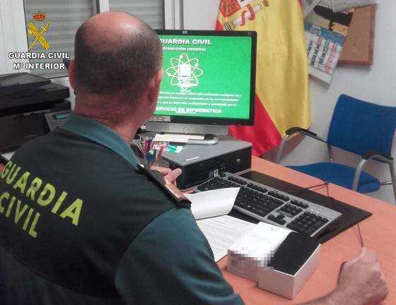 Dos detenidos, uno de ellos menor, por estafar con tarjetas a través de internet