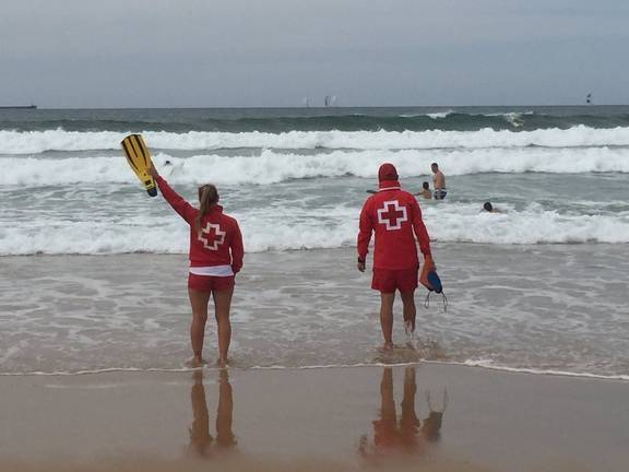 Cruz Roja refuerza la protección contra el virus en las playas de Huelva
