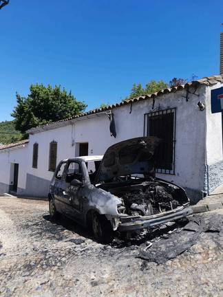 Explota su coche cuando iba a visitar a su madre a Castaño del Robledo