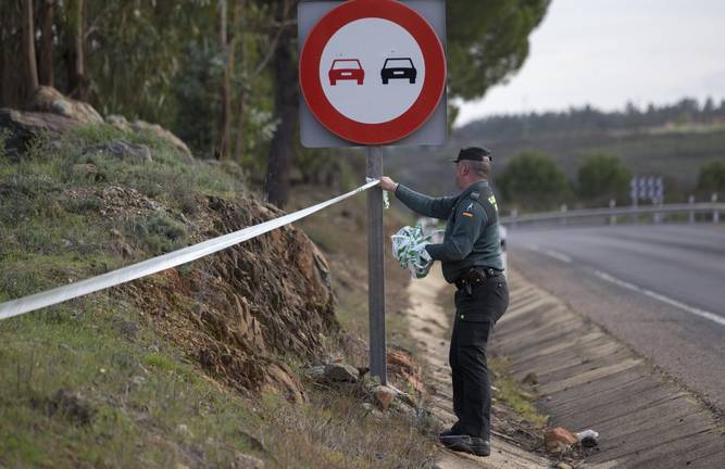 Brutal choque de una moto y un turismo en la carretera A-461 de Campofrío: Un muerto y seis heridos