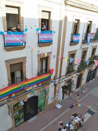 Los ‘vecinos’ de Vox engalanan la calle Rábida