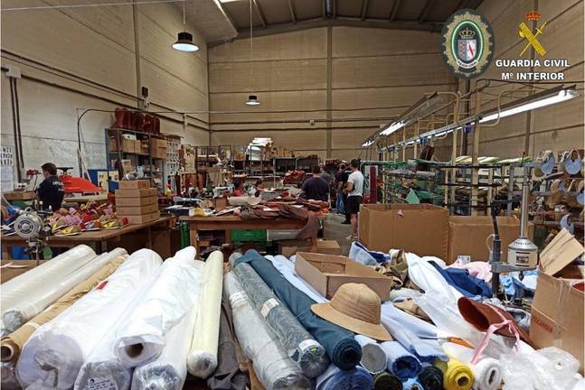 Desmantelan un gran taller clandestino de calzado en Almonte que vendía el género en El Rocío