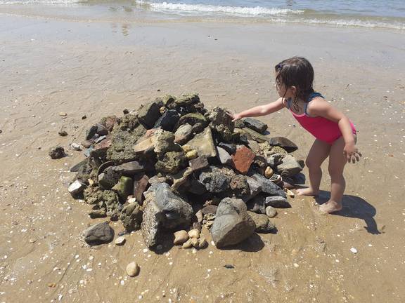 Vecinos de El Portil se unen para retirar más de 5.000 Kg de residuos de la playa