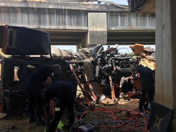 Fallece la mujer atrapada en la cabina de un camión que cayó por un viaducto cerca de Chucena