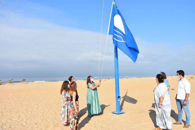 La playa urbana de Punta Umbría vuelve a lucir su Bandera Azul